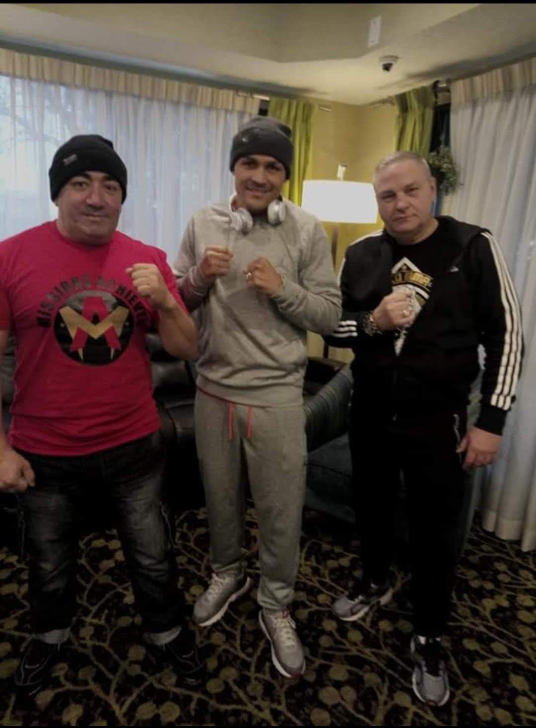 Fernando González Cruz con el campeón del mundo Mike Alvarado y Toti Aguilera en Denver