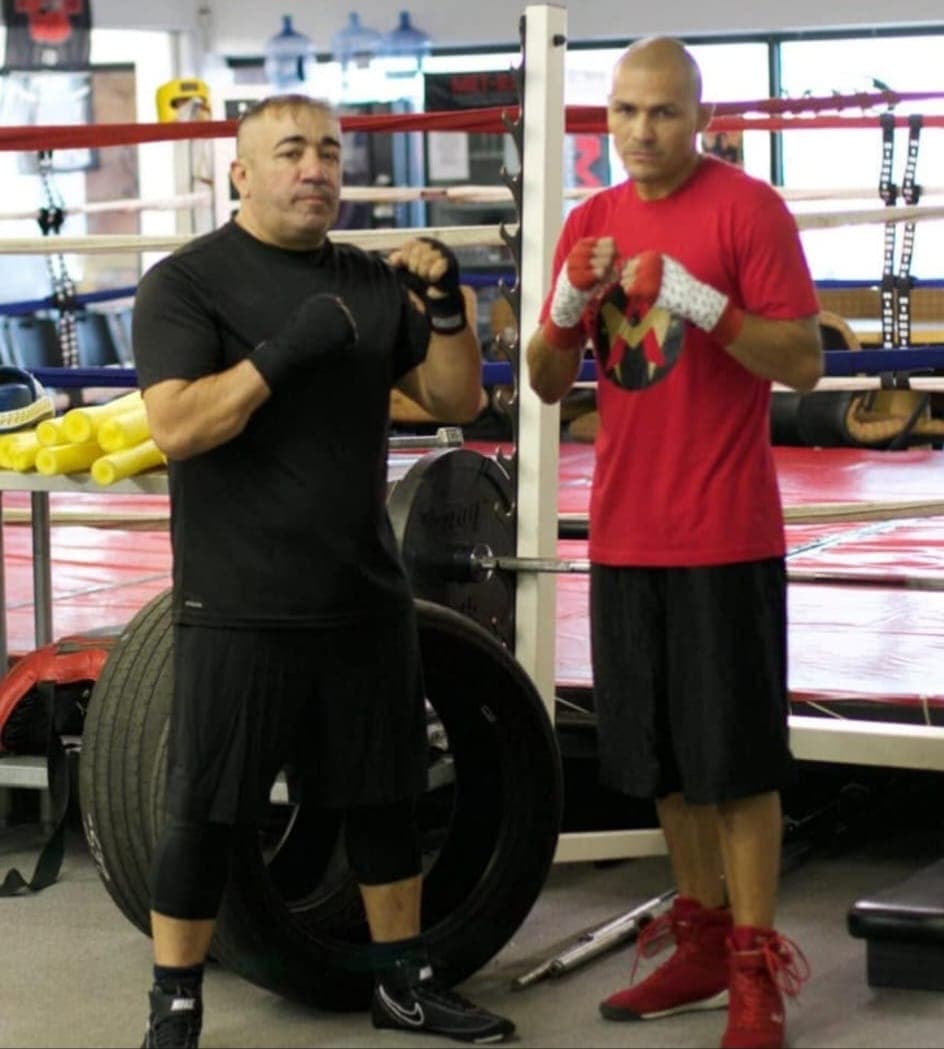 Fernando González Cruz haciendo sparring con el campeón del mundo Mike Alvarado en Denver