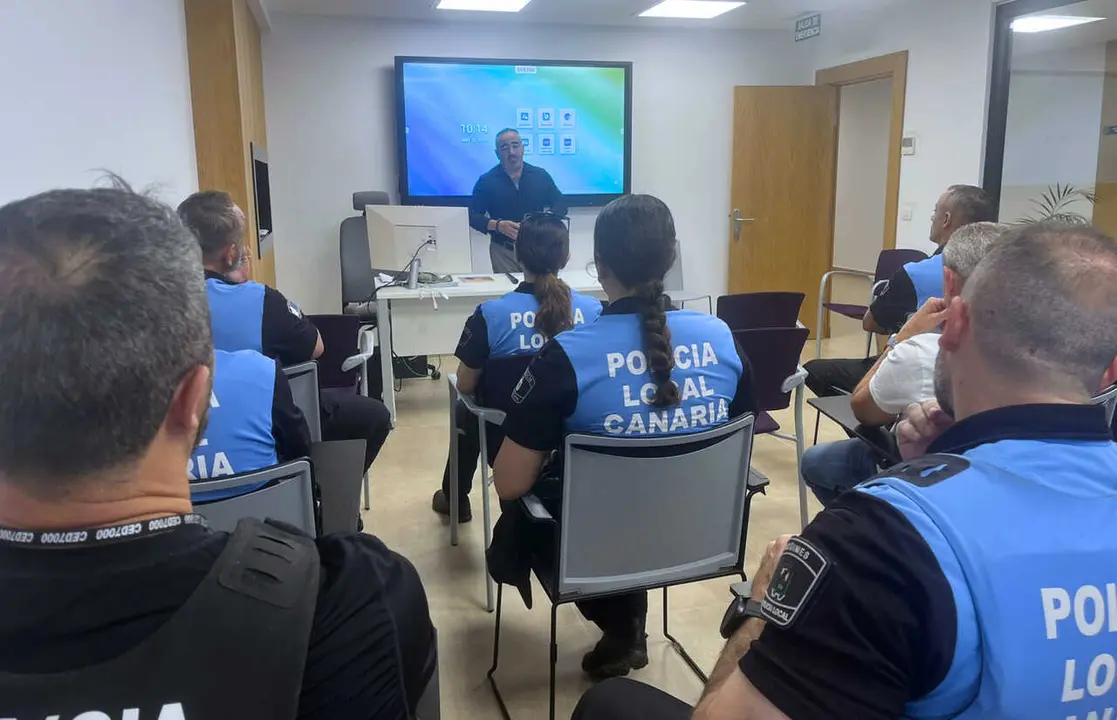 Fernando González Cruz ante agentes de la Policía Local Canaria en el Centro de Perfeccionamiento de Santa Lucía de Tirajana