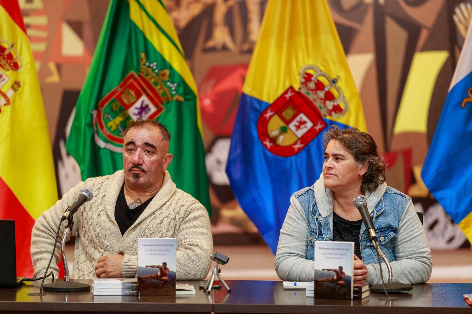 Fernando González Cruz en la Sociedad Casino de Gáldar, con ejemplares de «Una vida al límite» y «A Life on the Edge» sobre la mesa