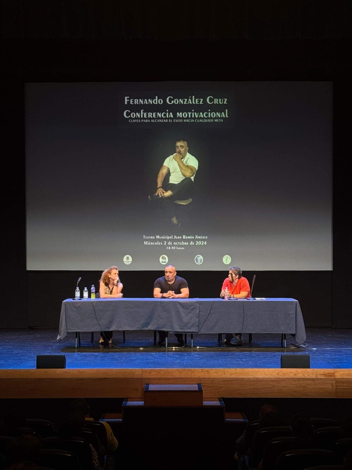 Fernando González Cruz en la mesa de la conferencia motivacional del Teatro Municipal Juan Ramón Jiménez de Telde