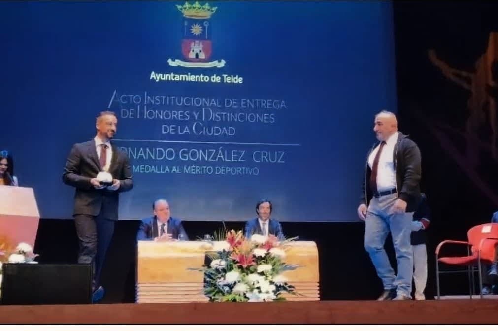 Fernando González Cruz con la Medalla al Mérito Deportivo de Telde